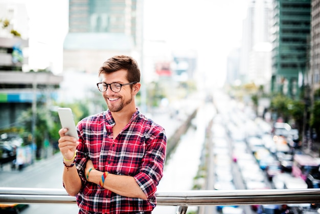 Jeune homme en plein air, parcourant le Concept de smartphone