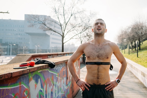 Jeune homme en plein air se détendre après l&#39;entraînement