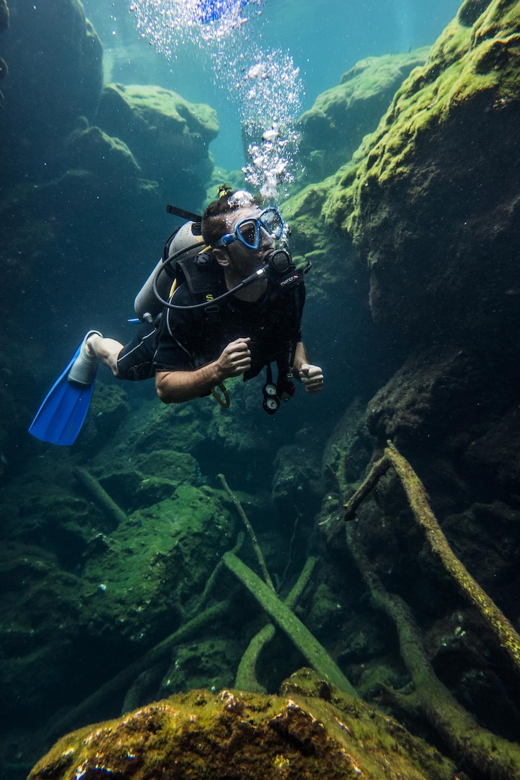 Photo un jeune homme plonge sous la mer.