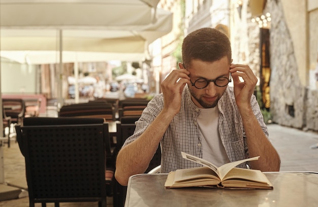 Un jeune homme sur le point de lire un livre