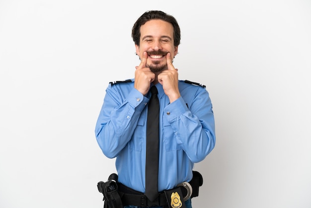 Jeune homme de police sur fond isolé blanc souriant avec une expression heureuse et agréable