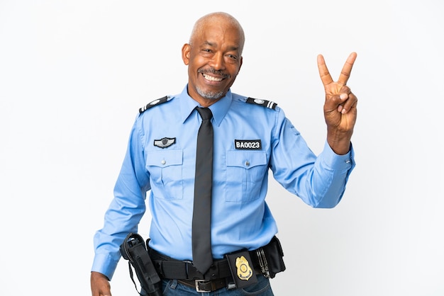 Jeune homme de police isolé sur fond blanc souriant et montrant le signe de la victoire