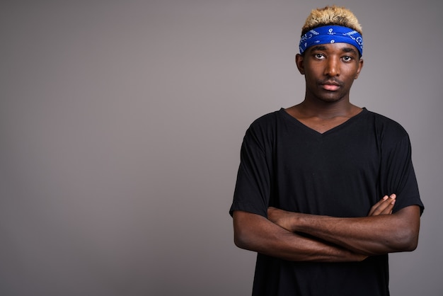 Jeune homme portant un bandana bleu comme bandeau