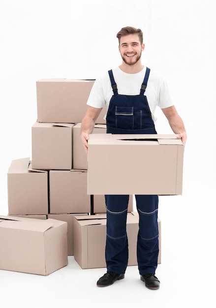 Jeune homme portant une boîte à la pile de boîtes