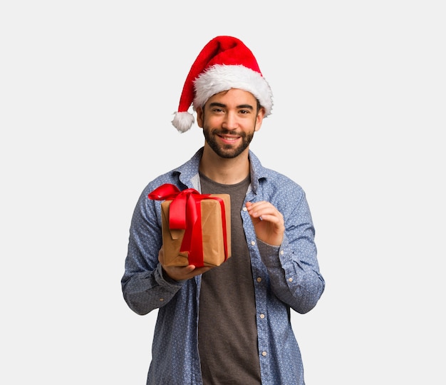 Jeune homme portant le bonnet de Noel, numéro six