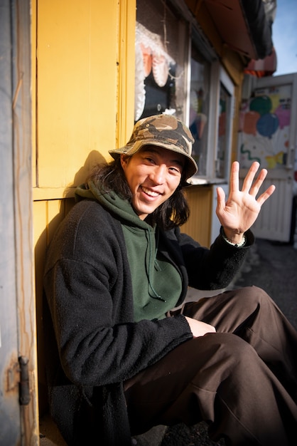 Photo jeune homme portant un chapeau de seau dans la ville