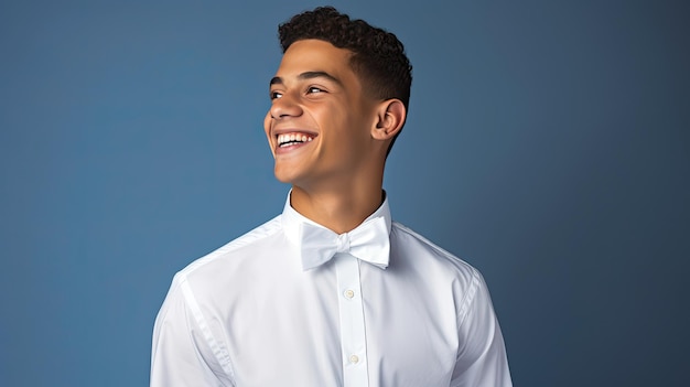 jeune homme portant une chemise blanche souriant sur fond bleu