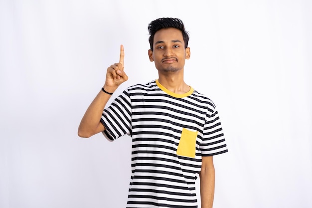 Un jeune homme portant une chemise rayée avec un doigt jaune pointant vers le haut modèle pour vous bannières publicitaires