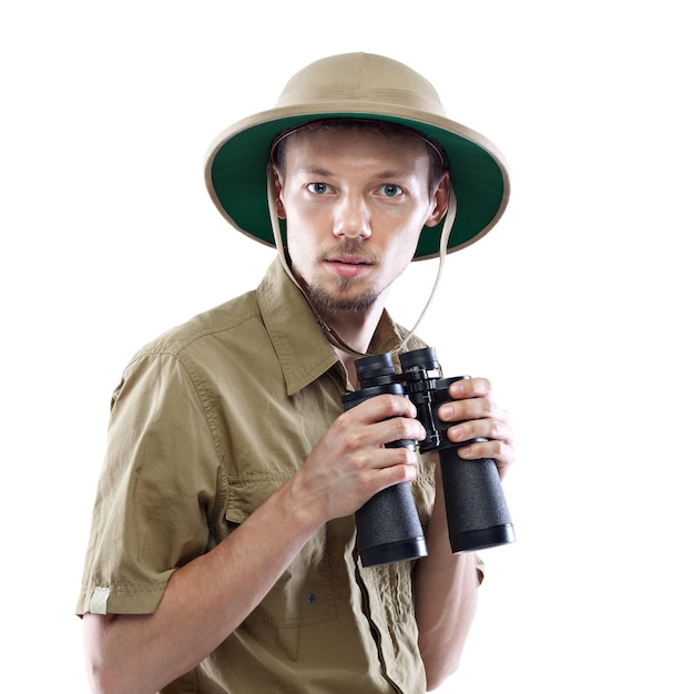 Jeune homme portant une chemise safari et un casque colonial tenant des jumelles isolées sur fond blanc