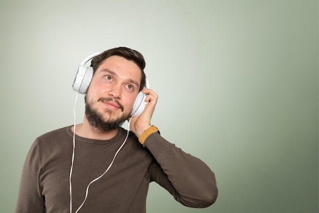 Jeune homme portant des écouteurs