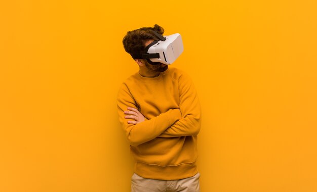 Jeune homme portant des lunettes de réalité virtuelle