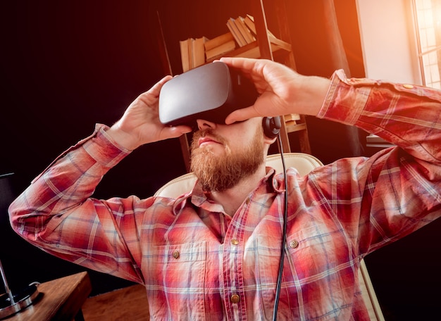 Photo le jeune homme portant des lunettes de réalité virtuelle