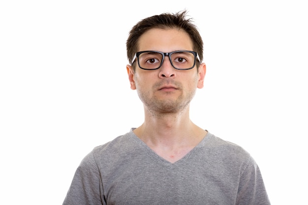 jeune homme portant des lunettes