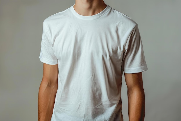 Un jeune homme portant un T-shirt blanc sur fond gris