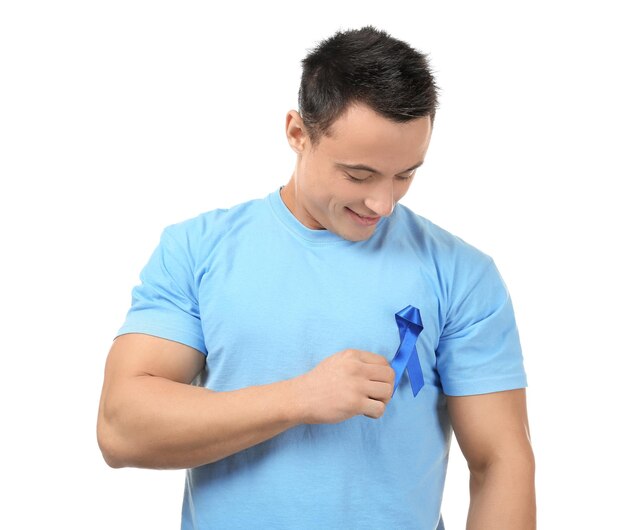 Jeune Homme Portant Un T-shirt Avec Ruban Bleu Sur Fond Blanc Concept De Sensibilisation Au Cancer De La Prostate