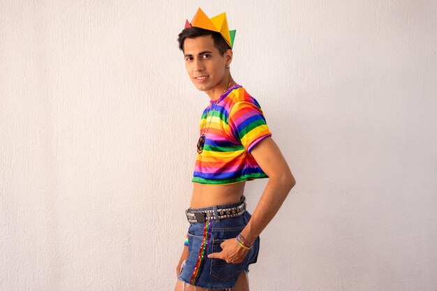 Photo jeune homme portant une tenue de fierté gay