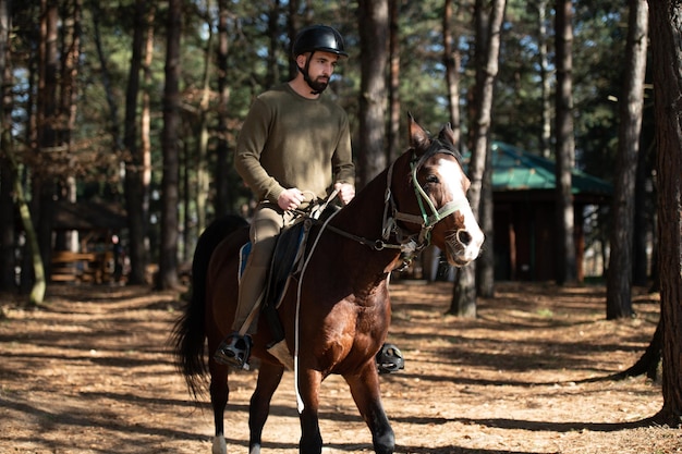 jeune homme, porter, casque, et, équitation, cheval