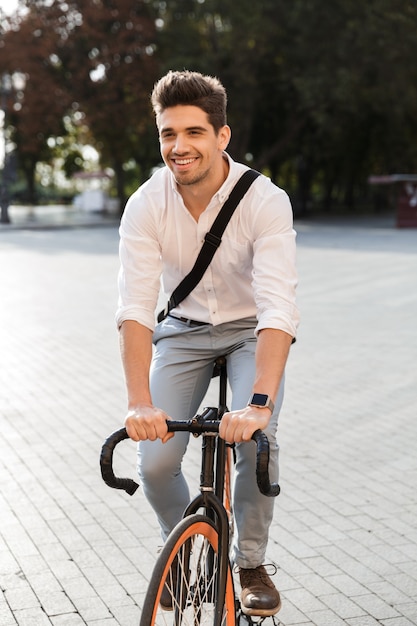 jeune homme, porter, habillement formel, équitation, sur, vélo, sur, rue ville