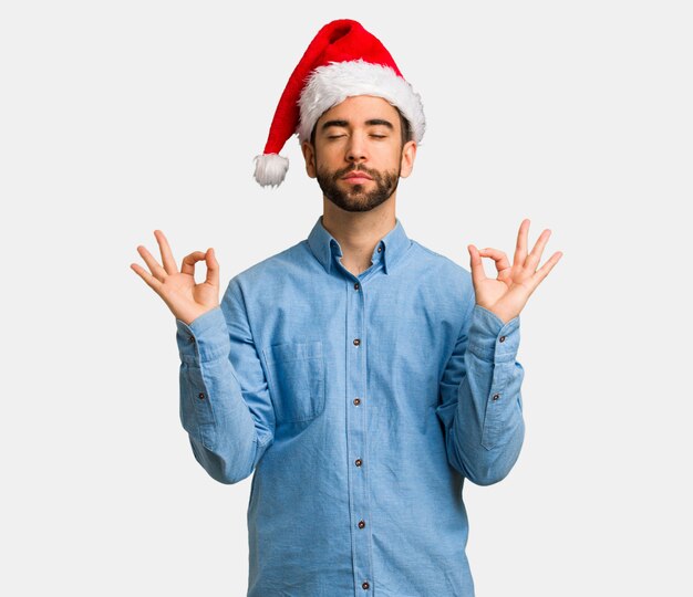 Jeune homme, porter, santa hat, exécuter, yoga