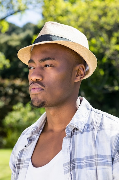 Jeune homme posant dans le jardin