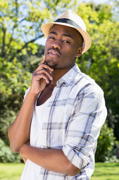 Jeune homme posant dans le jardin