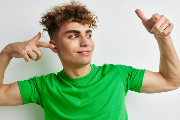 Photo jeune homme posant sur un fond blanc dans un t-shirt vert