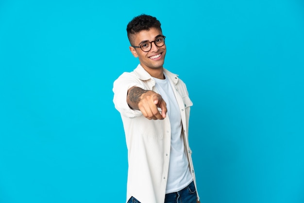 Photo jeune homme posant isolé contre le mur blanc