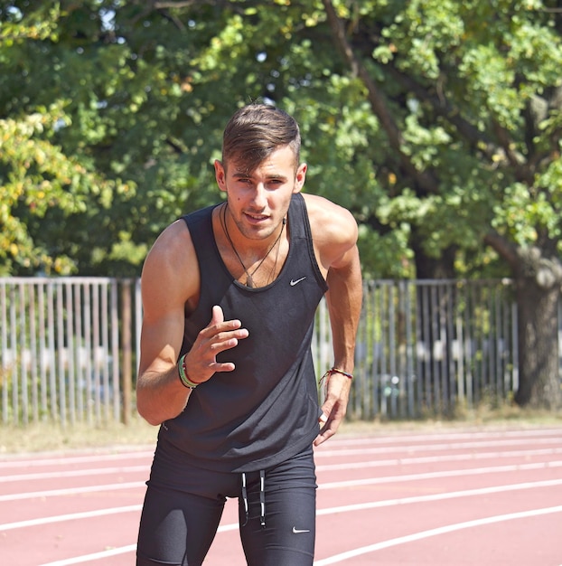 Un jeune homme posant pour un marathon