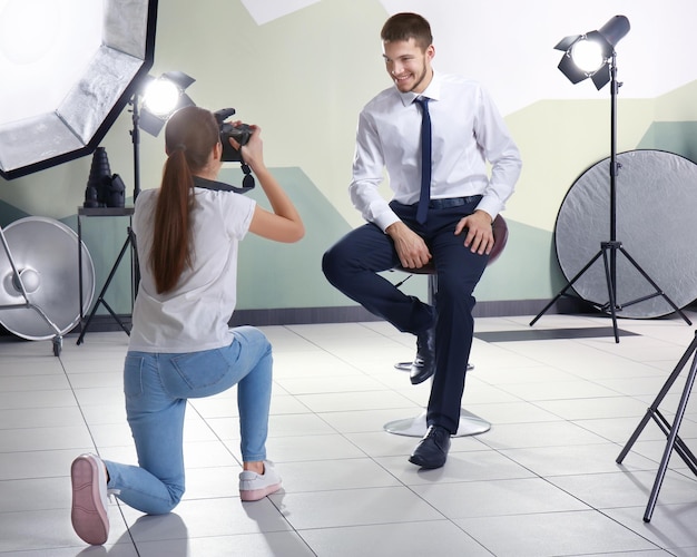 Jeune homme posant pour un photographe professionnel en studio