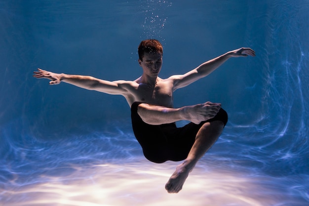 Jeune homme posant sous l'eau