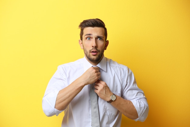 Jeune homme, poser, sur, mur jaune