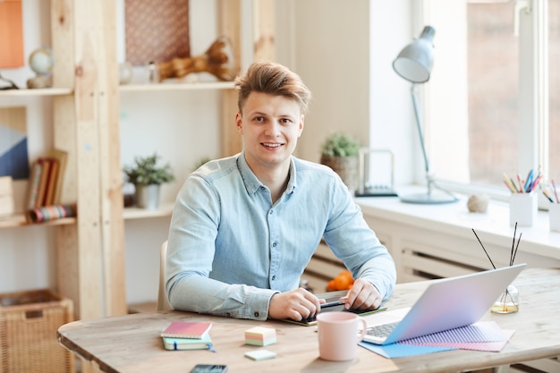 Jeune homme positif au lieu de travail