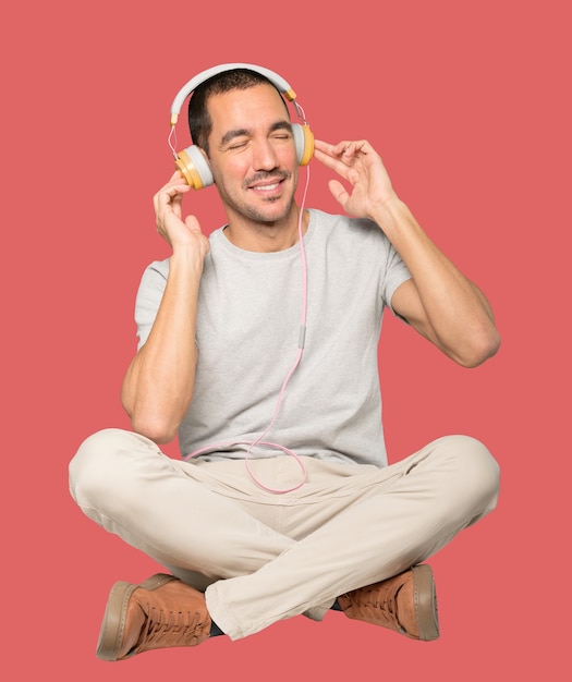 Jeune homme en position assise avec un geste de relaxation