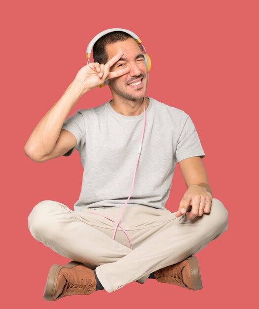 Jeune homme en position assise avec un geste de satisfaction