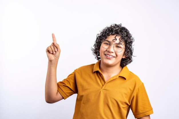 JEUNE HOMME PRÉADOLESCENT LATIN AVEC GAGAS SIGNANT SUR FOND BLANC