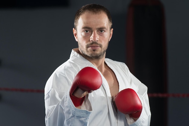 Jeune Homme Pratiquant Son Karaté Bouge Kimono Blanc Ceinture Noire