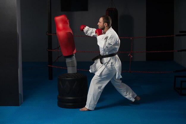 Jeune Homme Pratiquant Son Karaté Bouge Kimono Blanc Ceinture Noire