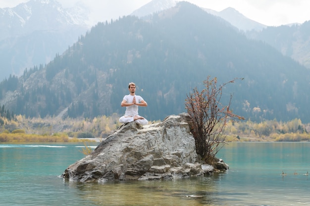 Un jeune homme pratique le yoga. Exercice Agni Stambhasana.