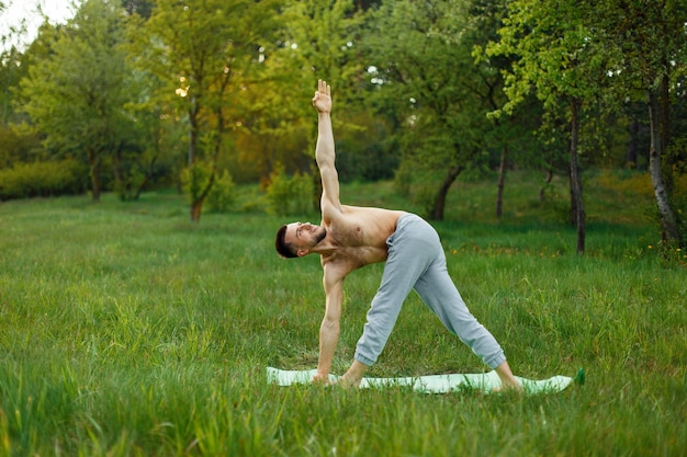 Jeune homme, pratiquer, yoga, dehors