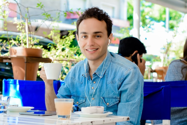 Jeune homme prenant une pause café