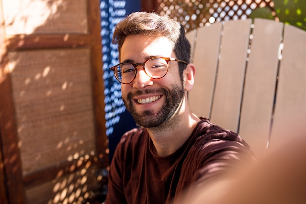 Jeune homme prenant une photo de lui-même