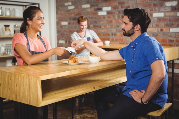 Jeune homme prenant sa recette