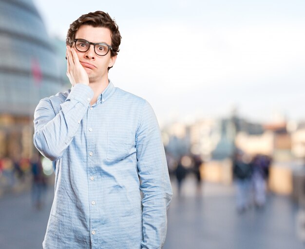 Jeune homme préoccupé posant