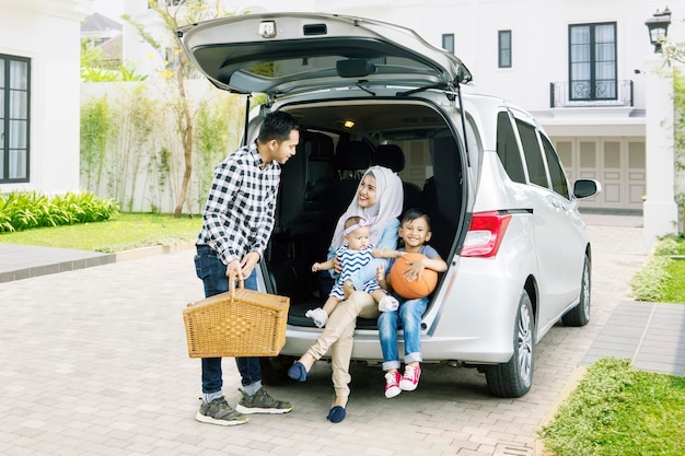 Jeune homme prêt pour un road trip avec sa famille