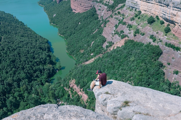 Jeune homme profitant du paysage fascinant du Morro de la Abeja à Tavertet, Catalogne, Espagne