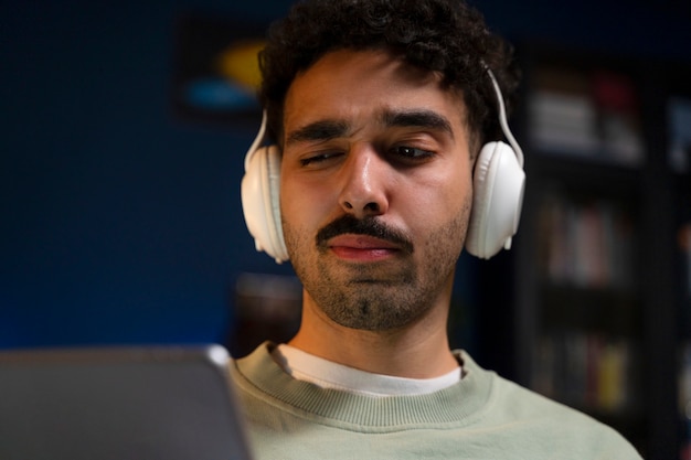 Photo jeune homme profitant d'une soirée cinéma