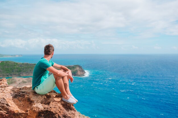 Jeune homme profitant d'une vue imprenable sur un paysage magnifique