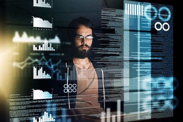 Jeune homme programmeur et nuit avec superposition sur l'ordinateur pour le développement futur des données ou l'analyse au bureau Codeur ou développeur masculin travaillant tard sur la technologie futuriste hud ou tableau de bord