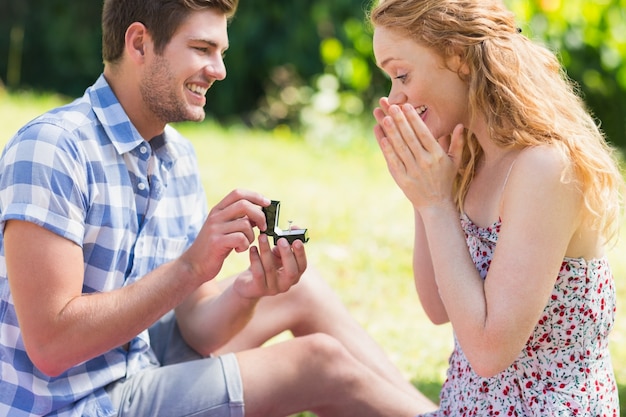 Photo jeune homme propose à la petite amie