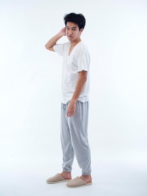 Photo jeune homme en pyjama sur fond blanc